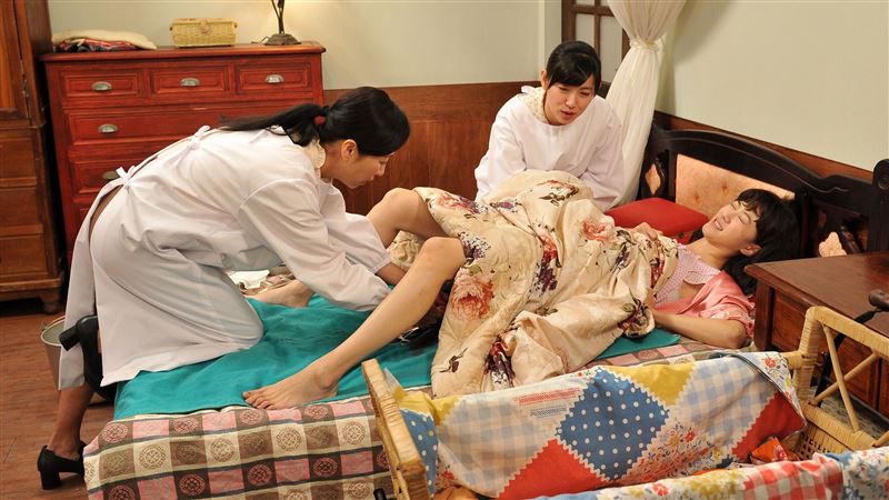 徒手撈出「胎盤」　方文琳接生滿手血