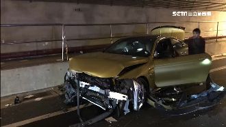 名車夜半隧道飆速　逆向行駛撞無辜車