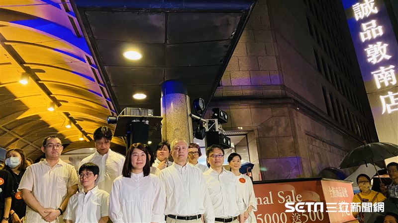 書迷齊喊謝謝你　大雨中送別誠品敦南