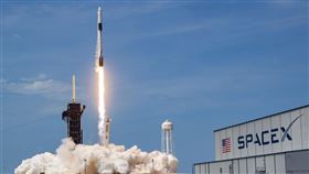 美國太空探索科技公司（SpaceX）5月30日發射火箭，31日成功以太空船將太空人送抵國際太空站，成為首家成功執行載人太空飛行任務的民間企業。（圖／翻攝自twitter.com/SpaceX）
