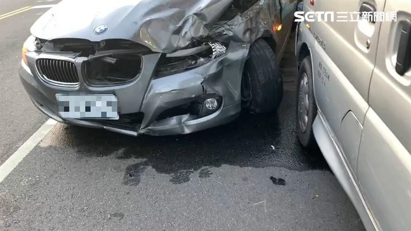 交叉路口互撞！豐田、BMW瞬間噴飛