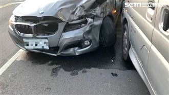 交叉路口互撞！豐田、BMW瞬間噴飛