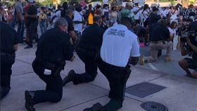 全美示威這裡景象不一樣 佛州警單膝跪　（圖／翻攝自推特）