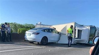 新／特斯拉變穿雲箭　衝破大貨車車體