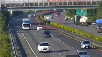 畫面曝！特斯拉撞進貨車…半台車消失