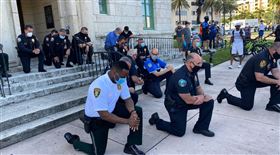 美國,黑人,暴力,警察（圖／翻攝自Krassenstein Brothers臉書）