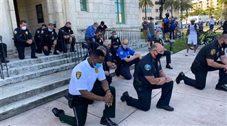 美警跪地畫面曝光…背後原因暖哭網友