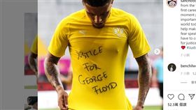 多特蒙德球星Jadon Sancho脫衣致意。（圖／翻攝自ＩＧ）