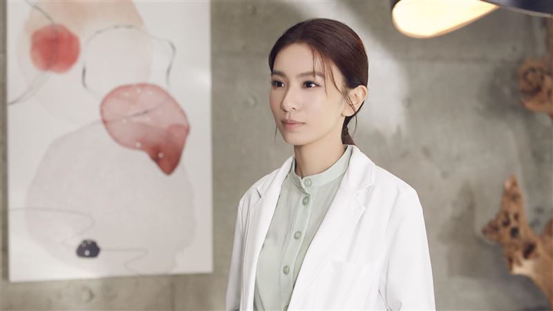 直擊田馥甄進婦產科　與舊愛三角戀