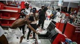 ▲非裔美國黑人佛洛伊德之死引發的暴動。（圖／翻攝自推特）