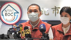 北市疑增新北垃圾  侯友宜：新北垃圾也增台北市環保局統計指出，雙北垃圾袋互用後整年垃圾清運量比前年增加1萬噸，今年1至4月垃圾清運量也比去年同期成長，懷疑是業者將新北垃圾夾帶導致。新北市長侯友宜（左）1日受訪表示，新北今年1到4月垃圾受疫情影響也增加，雙北應共同分析並努力垃圾減量。中央社記者王鴻國攝  109年6月1日