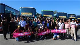 國內旅遊拚振興  旅行社推優惠環島團做先鋒國內疫情趨緩，旅行業拚振興。一家旅行社串聯遊覽車、飯店吸收成本，推出環島3天2夜遊程，1日從南投出發；每人團費只要新台幣3300元，業者表示，國內旅遊是安全的，希望帶動國人安心出遊。中央社記者蕭博陽南投縣攝  109年6月1日