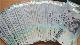 一千元　鈔票　現金　台幣
https://www.facebook.com/Kaobeimygirl/photos/a.657060497826909/1288515074681445/?type=3&theater