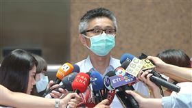 聯晚停刊  總編王茂臻：勞資會議討論人力精簡聯合晚報1日公告，2日起不再出刊。屬於聯合報系的聯合晚報在1988年2月22日創刊，是全台唯一晚報。總編輯王茂臻（中）1日上午出面說明表示，外勤記者將全部留任，至於其他編輯人員規畫精簡，下午將召開勞資協調會議。中央社記者鄭傑文攝  109年6月1日