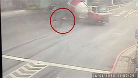 水泥車,肇事,重機,板橋,情侶,違規左轉（圖／翻攝畫面）