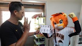 萊恩到二軍報到，準備接受龍舟訓練。（圖／統一獅提供）