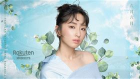 柯佳嬿幫桃猿開球。（圖／桃猿提供）