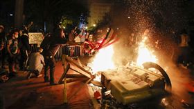 白宮外遭暴民放火，場面一片混亂。（圖／美聯社／達志影像）