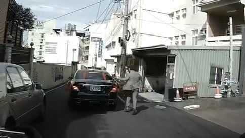 迎娶遭放生　新郎狂奔喊：我還沒上車