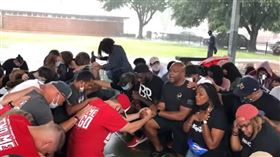 美國休士頓白人跪黑人求諒解　握手同跪揪心一刻全場淚崩（圖／翻攝自Bill Barajas　IG)
