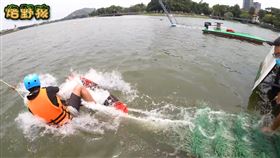 ▲Allen嘗試在滑水板上站立，不料才不到1秒，就慘摔落水。（圖／烙野孩 授權）