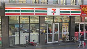 ▲解決勞動短缺問題，日本便利商店常雇用大量外籍勞工。（示意圖/翻攝自維基百科）
