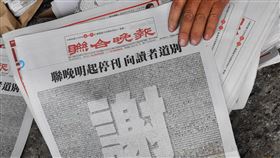 聯合晚報驚傳停刊　最後一次派報（2）聯合晚報1日上午在聯合報官網公告，自2日起正式停刊，創刊32年又3個多月的聯合晚報下午出刊後，畫下句點，最後一份聯晚頭版上，印著大大的「謝謝」。中央社記者林俊耀攝　109年6月1日