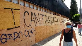 示威變調　洛杉磯商店釘木板防砸