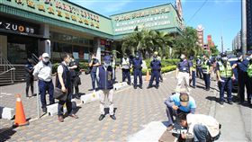 中市府依法將中科購物廣場斷水斷電台中市政府1日會同台中地方檢察署、台電、自來水公司依法對中科購物廣場執行停止供水供電，同時由中市勞工局、法制局啟動相關員工轉職協助工作及法律諮詢，保障民眾合法權益。（台中市政府提供）中央社記者郝雪卿傳真  109年6月1日