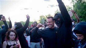 美國,黑人,警察,遊行（圖／翻攝自Sheriff Chris Swanson）