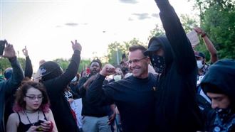 黑人壓頸案爆衝突！警1舉動溫暖眾人