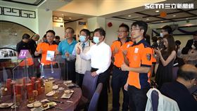 鋼鐵阿中想休息20分　不捨英雄等10分後跑出來逐桌合照（圖／記者花芸曦）