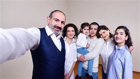 亞美尼亞總理帕辛揚（左1）在臉書表示他確診武漢肺炎，包含家人也都感染病毒。圖為帕辛揚與家人合照。（圖／翻攝自facebook.com/nikol.pashinyan）
