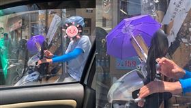 撐傘,遮陽,手機,外送(翻攝自 爆廢公社)