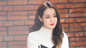 單手抱起迪麗熱巴　男星驚：你幾公斤