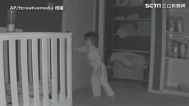 弟弟哭了2歲哥翻嬰兒床　拉棉被哄弟