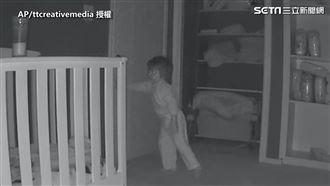 弟弟哭了2歲哥翻嬰兒床　拉棉被哄弟