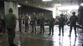 金門獅山砲陣地精彩砲操再現（2）國內武漢肺炎疫情趨緩，金門知名軍事景點獅山砲陣地1日重新開放，精彩砲操也重現民眾眼前。砲操演出團隊表示，看到旅客回來，砲陣地重新有了活力，感覺很棒。中央社記者黃慧敏攝　109年6月1日