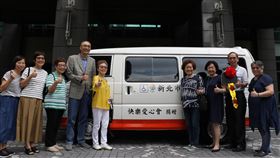 慈善團體解散前　捐復康巴士延續大愛有38年歷史的「快樂愛心會」在會務正式解散前，將剩餘愛心款項加上募捐金額用來購買一台復康巴士，1日捐贈給新北市政府，盼透過這樣的形式延續愛心。（新北市政府提供）中央社記者王鴻國傳真　109年6月1日