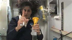 ▲太空站裡的廁所。（圖／翻攝自推特）