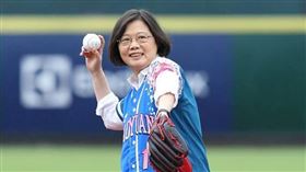蔡英文曾幫職棒開球。（資料圖／取自蔡英文臉書）