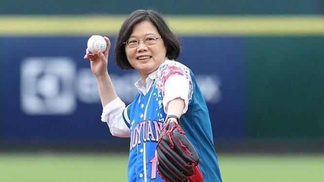 迎接防疫新生活　吳志揚約蔡英文看球