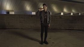 蕭敬騰穿上Coach Chambray外套。（圖／Coach提供）
