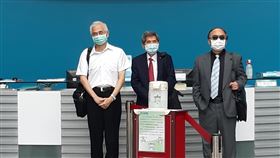 友訊市場派推新董事長 辦理交接受阻友訊科技支持市場派獨立董事馮忠鵬（右）、鍾祥鳳（中），1日召集股東臨時會，通過解任公司派5席董事，並召開董事會推舉李中旺（左）為董事長。3人中午到友訊科技辦理交接，在1樓大廳遭阻擋無法入內。中央社記者潘智義攝 109年6月1日