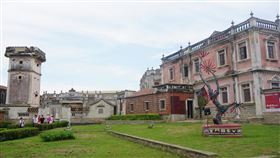 疫情趨緩拚觀光　金門縣府新闢遊程（1）台灣武漢肺炎疫情趨緩，金門縣政府為迎接即將復甦的觀光市場，特別增闢「日遊瓊林、夜遊水頭」新遊程，金城鎮長李誠智1日表示，水頭聚落保存的閩式建築與洋樓，堪稱全島最多也最精美，歡迎民眾走訪。中央社記者黃慧敏攝　109年6月1日