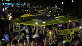 黃絲帶閃耀愛河　群眾怒吼：非韓不投