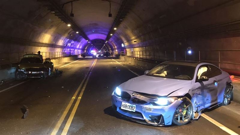新北3台BMW載妹尬車　自撞變廢鐵