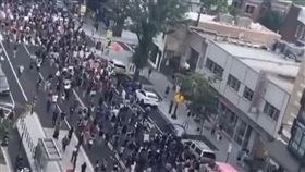 民眾在華府白宮外抗議（圖／翻攝自推特）