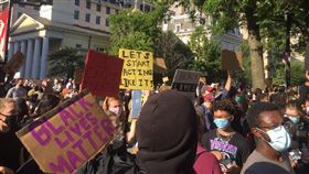 美警暴力引發示威  群眾連4天集結白宮外非裔男子遭警方壓頸致死引發全美示威抗議，大批群眾1日再次聚集在白宮外圍抗議。中央社記者江今葉華盛頓攝  109年6月2日