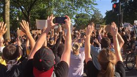 美警暴力引發示威  華府群眾大喊口號抗議非裔男子遭警方壓頸致死引發全美示威動亂，這把火也延燒至首都華府。中央社記者江今葉華盛頓攝  109年6月2日